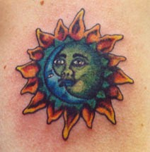 背部彩色简单的太阳和月亮纹身图片