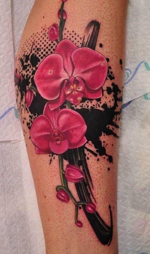 腿部奇妙的红兰花纹身图案