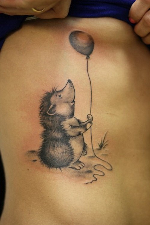 腰侧黑灰墨水刺猬与气球纹身图案