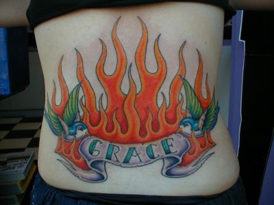 腰部彩色火焰和麻雀纹身图案