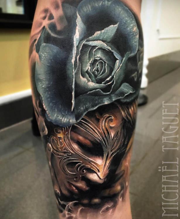 腿部彩色神秘女人玫瑰和面具纹身