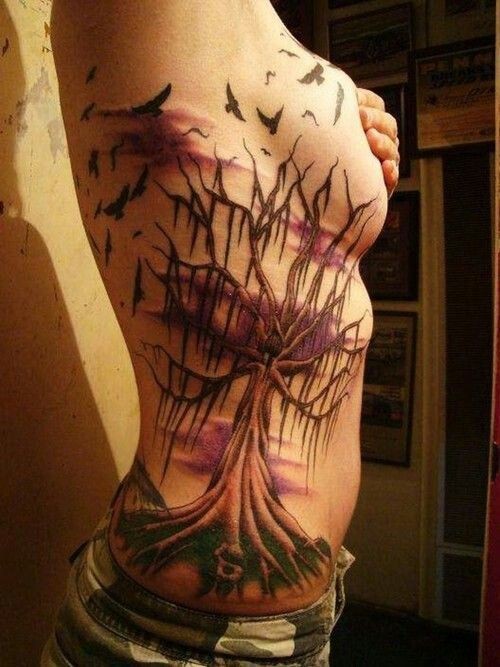 女性腰侧彩色幽灵死树纹身图案