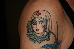 肩部彩色护士和花朵纹身图案