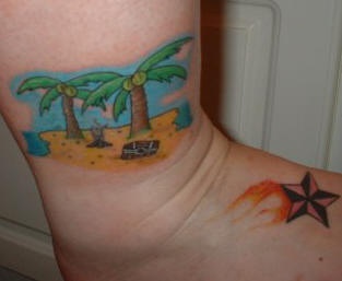 脚部彩色火焰之星和沙漠岛纹身