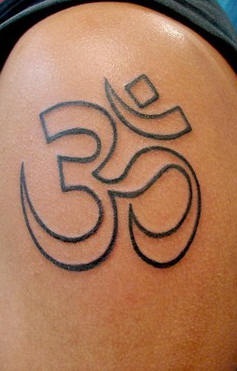 肩部简约印度的符号纹身图片