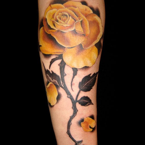 手臂彩色逼真的黄玫瑰纹身图案