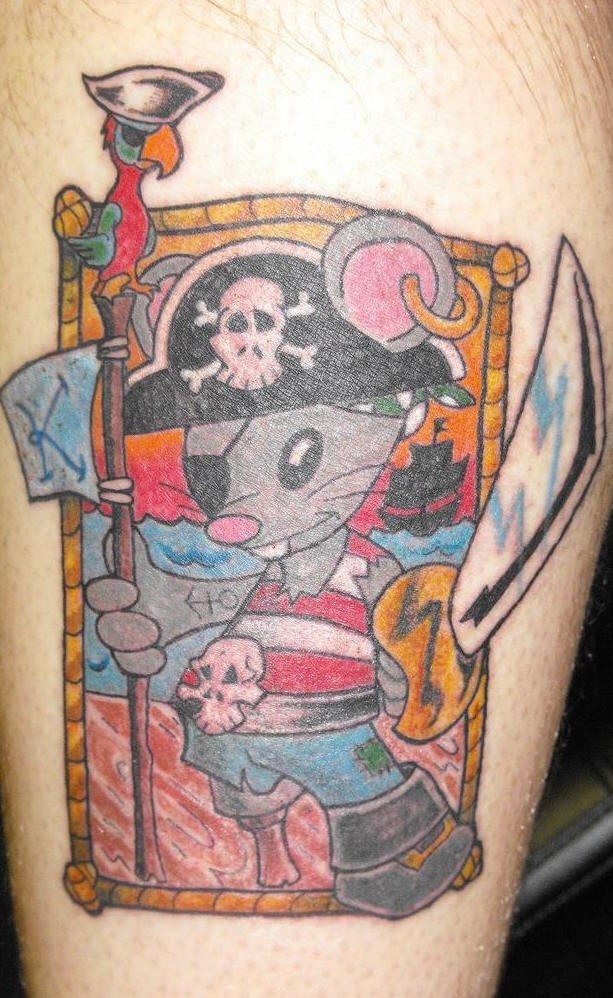 腿部彩色卡通老鼠海盗纹身图案
