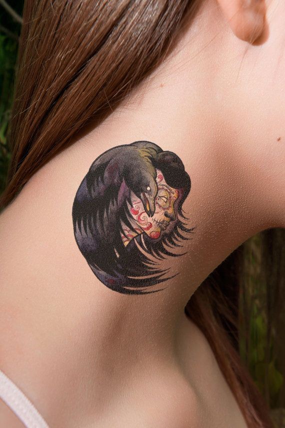 女性脖子彩色女魔头纹身图案