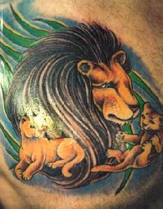 胸部彩色狮子骄傲纹身图案