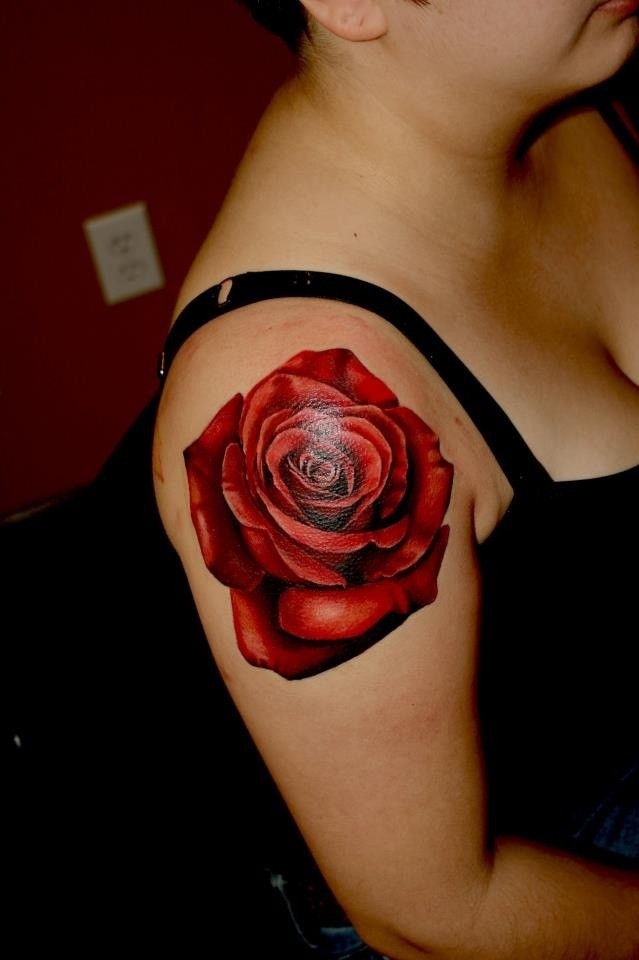 女性肩上红色的大玫瑰纹身图案