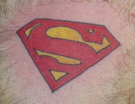 肩部彩色超人符号纹身图片