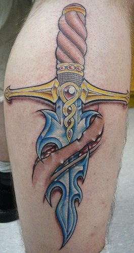 腿部彩色锋利的剑纹身图案
