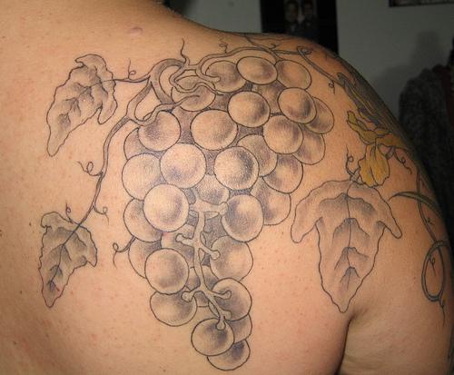 肩部黑灰植物葡萄纹身图案
