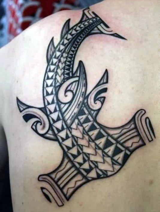 肩部黑色令人惊叹的锤头鲨纹身图片