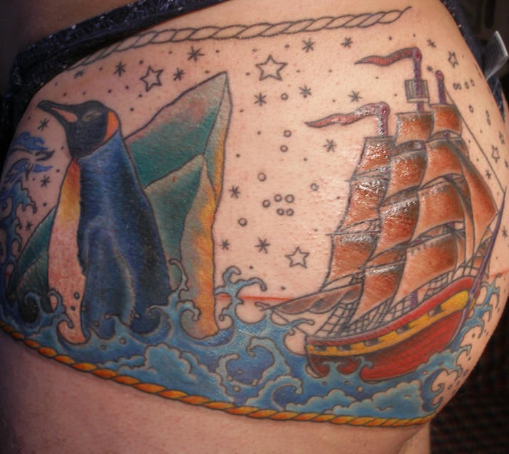 臀部彩色南极帆船与企鹅纹身图案