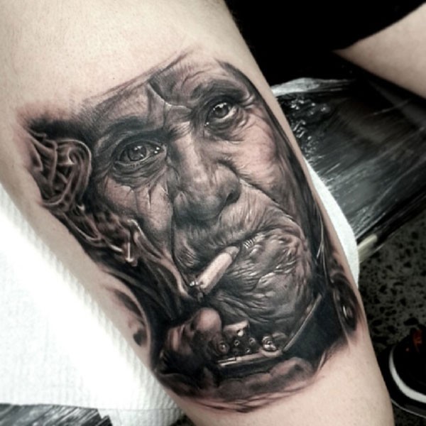 腿部黑灰逼真的吸烟老人纹身图片