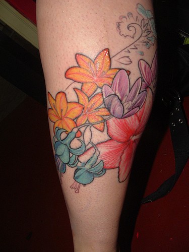 腿部彩色花朵纹身图片