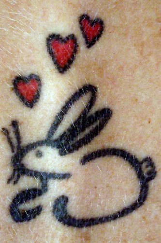 肩部彩色简约红心兔纹身图案