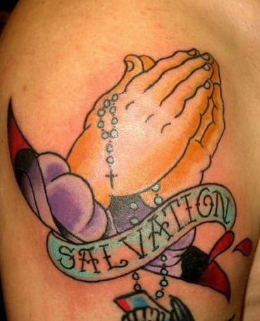 肩部彩色祷告的手和英文纹身图案