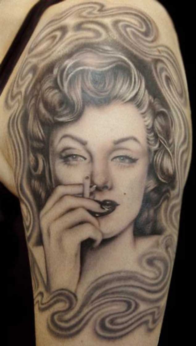 肩部灰色吸烟女郎肖像纹身图案