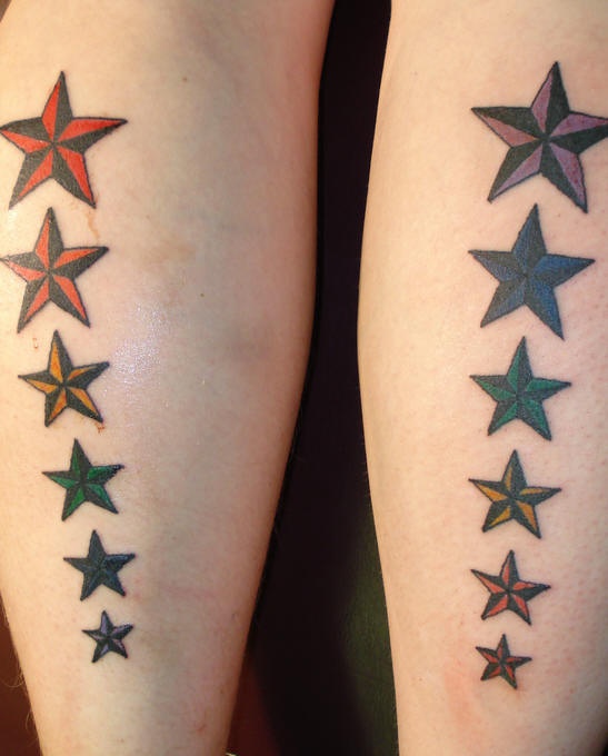 女性手臂彩色五角星纹身图案