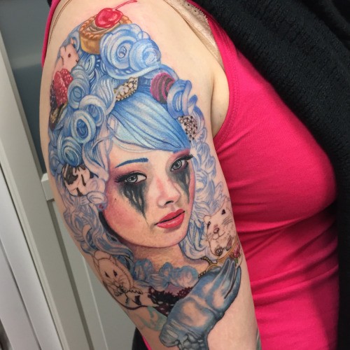 肩部彩色女子肖像与鲜花纹身图案
