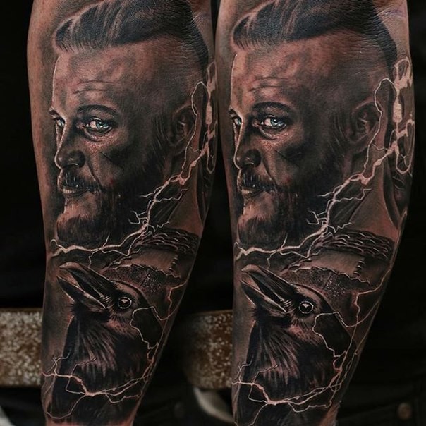 男性手臂彩色海盗肖像纹身图案