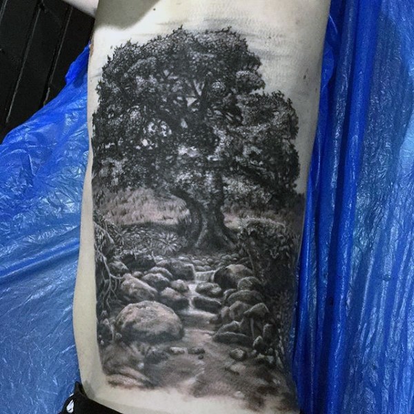 腰侧黑灰农村树木和小溪纹身图案