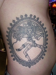 腿部舞动的印度女人神秘纹身图片
