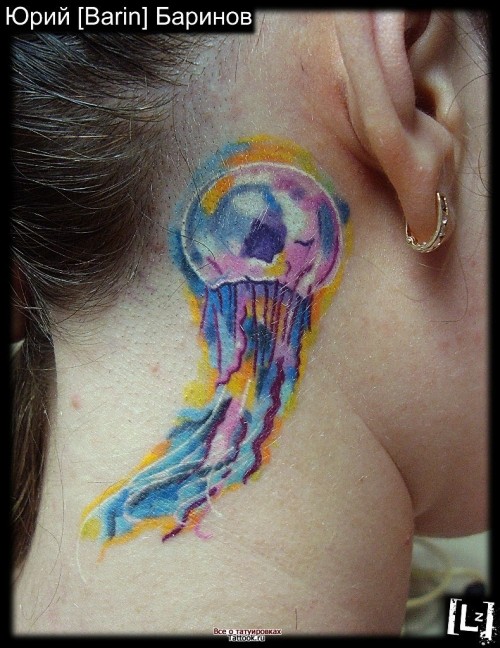 女性颈部彩色水母纹身图案