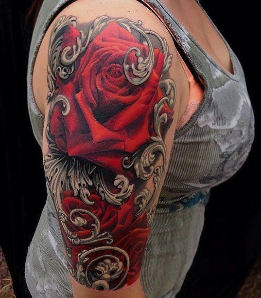 女性肩部红色大玫瑰纹身图案