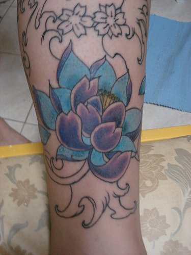 不完整的手臂彩色温柔的紫莲纹身