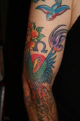 手臂彩色凤凰和鸟类纹身图案
