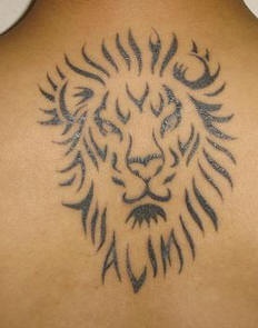 背部黑色简约的部落狮子纹身图片