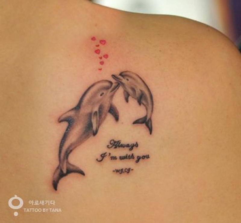 肩部棕色小海豚与字母纹身图案