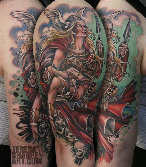肩部彩色的维京女人和骷髅纹身图案