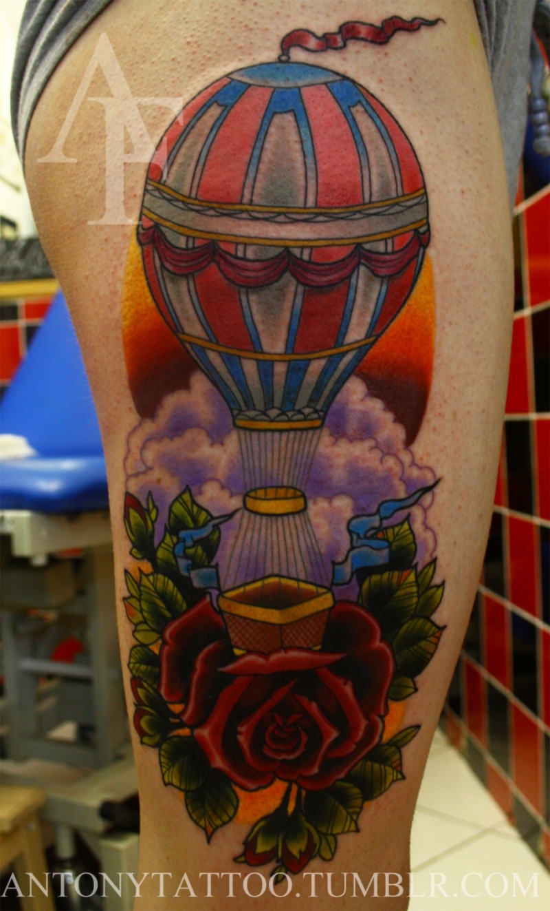 腿部彩色热气球纹身图片