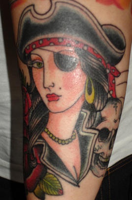 手臂彩色经典海盗女孩肖像纹身图案