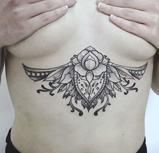 女生胸部装饰风格花卉纹身图案
