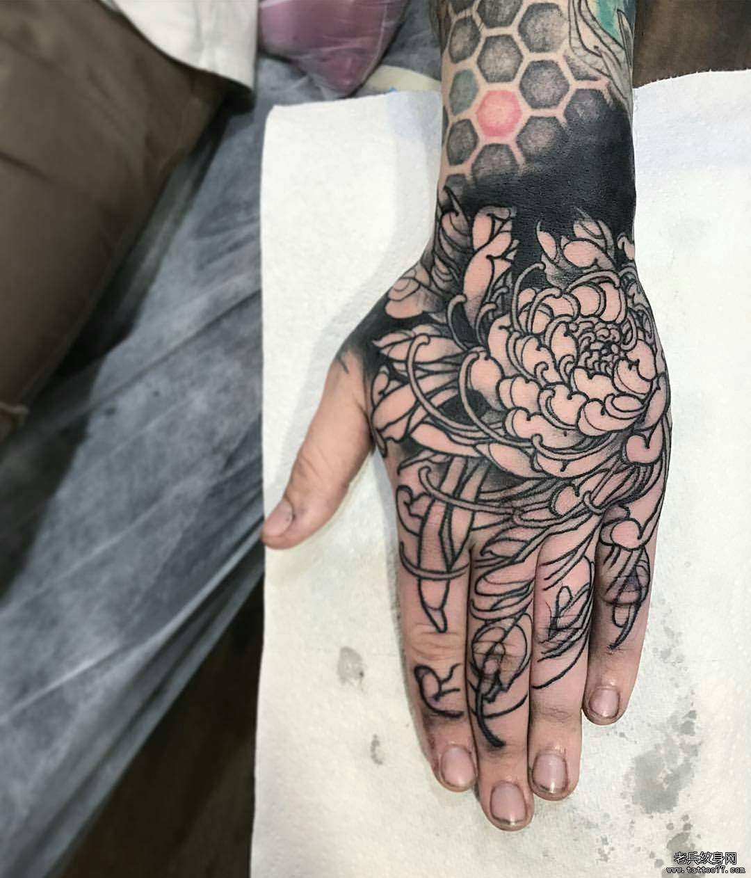 手背传统线条菊花写实纹身图案