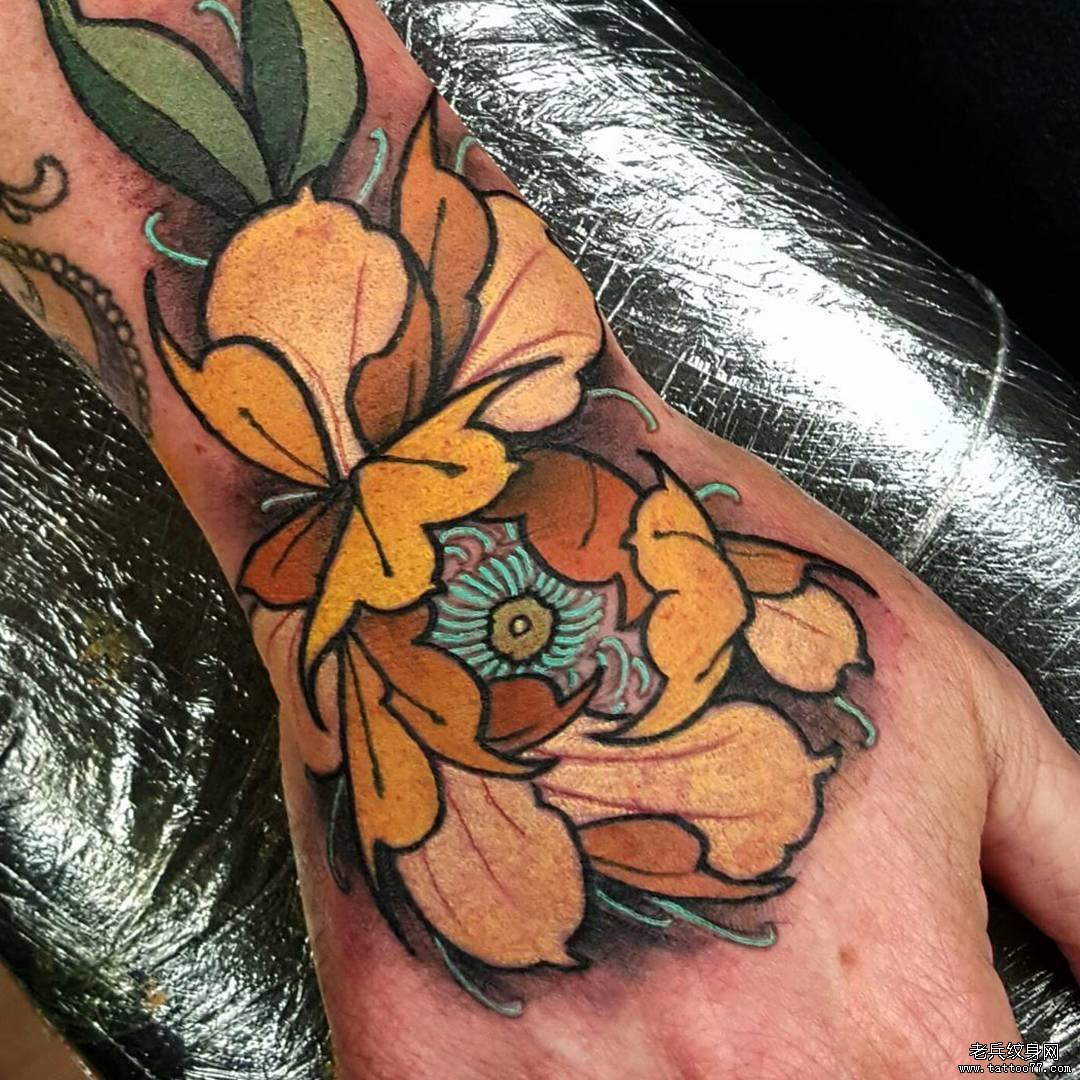手背传统彩色菊花纹身图案
