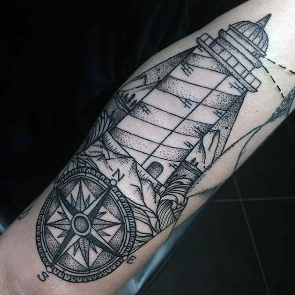 手臂黑白灯塔和指南针纹身图案