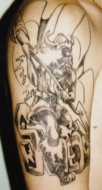 手臂黑白维京战士纹身图案