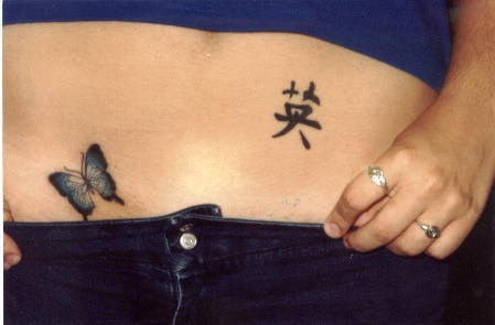 腹部彩色小蝴蝶英文纹身图案