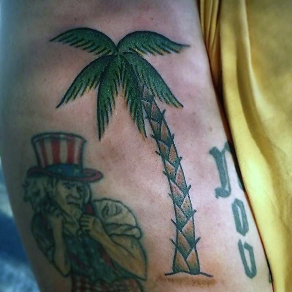 手臂上简单的彩色棕榈树纹身图案