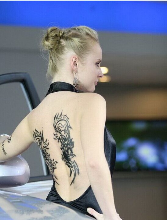 欧美美女车模后背龙图腾纹身图案