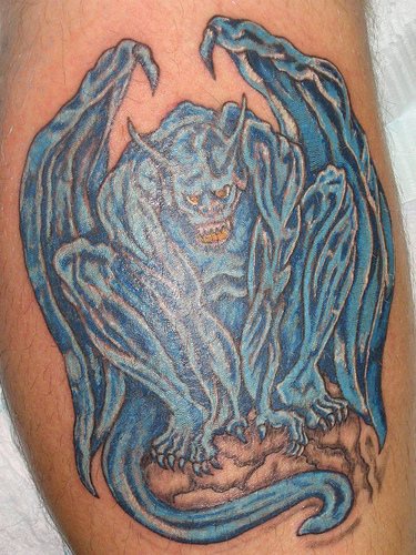 手臂蓝色的石像鬼纹身图案