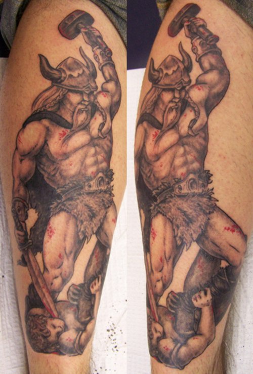 手臂强大的维京战士锤纹身图案