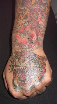 手部老虎和兔子的纹身图案
