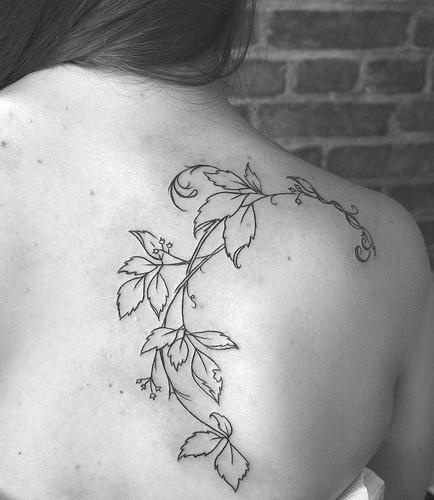 背部简约线条植物纹身图案